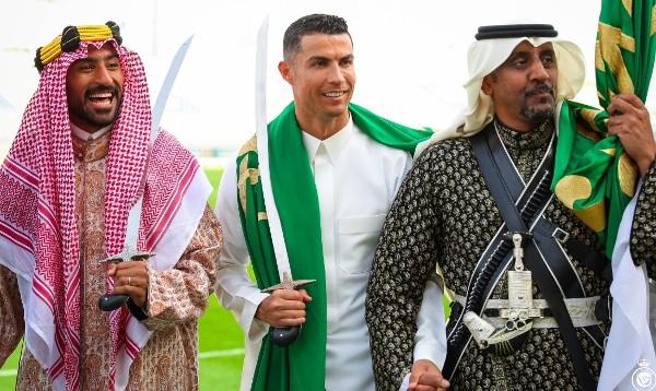 C朗著中東服飾賀沙特國慶日