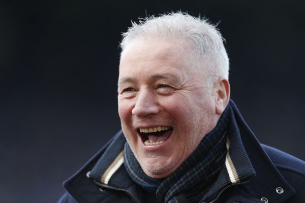 当 Ally McCoist 揭露观看 F1 的尴尬失态时，Laura Woods 大笑起来