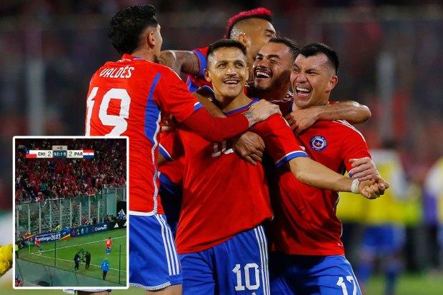 观看前曼联和阿森纳球星亚历克西斯桑切斯为智利赢得奇怪的角球让电视观众感到困惑