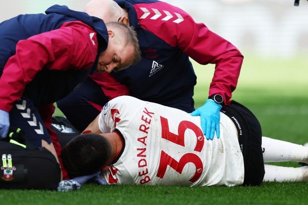 南安普顿球星扬·贝德纳雷克在对阵托特纳姆热刺的比赛中受伤下场后，肋骨骨折被送往医院