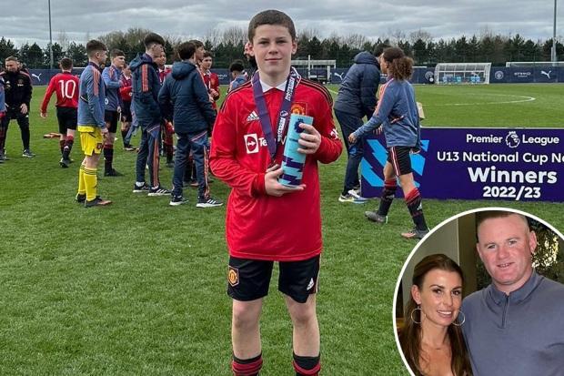韦恩·鲁尼 (Wayne Rooney) 的 13 岁儿子凯 (Kai) 追随父亲的脚步，在曼联杯决赛战胜劲敌曼城的比赛中进球