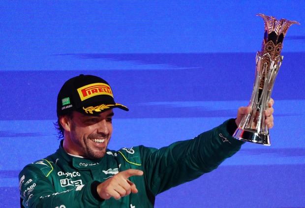 费尔南多·阿隆索 (Fernando Alonso) 在第 100 场比赛中被从领奖台上降级，之后戏剧性地重新上场，这是一级方程式赛车的后期戏剧