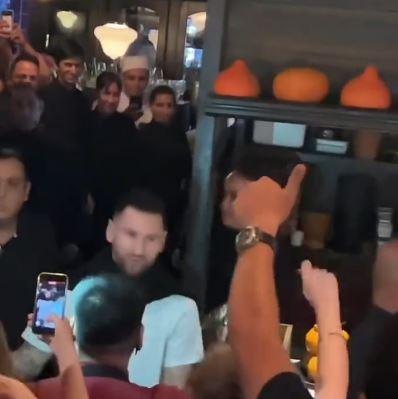 离开布宜诺斯艾利斯餐厅时，莱昂内尔·梅西 (Lionel Messi) 被数百名球迷团团围住，看起来很吃惊