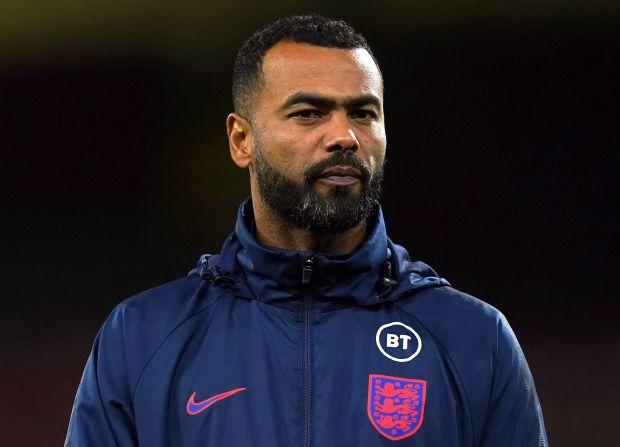 强盗在孩子们面前帮助捆绑 Ashley Cole 并威胁要切断手指的重大更新