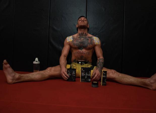 “瘦身”——康纳麦格雷戈在 UFC 回归前炫耀苗条身材，粉丝们也这么说