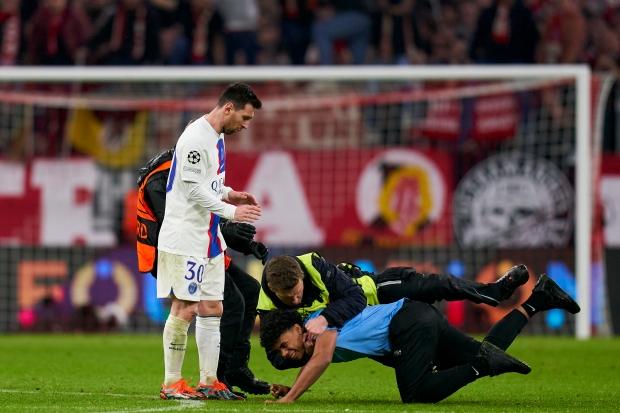 在拜仁战胜巴黎圣日耳曼后，莱昂内尔·梅西差点被球场入侵者消灭，因为球迷们都在开同样的玩笑