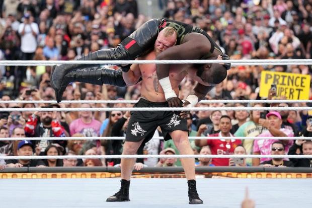 观看 Brock Lesnar F5 7 英尺 3 英寸的巨人 Omos，因为他在 WrestleMania 39 垃圾 WWE 退出谈判