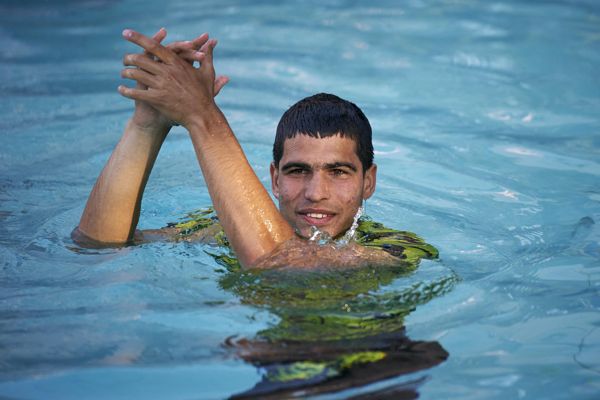 观看网球明星卡洛斯·阿尔卡拉斯 (Carlos Alcaraz) 在赢得巴塞罗那公开赛后与尖叫的球童一起跳入泳池