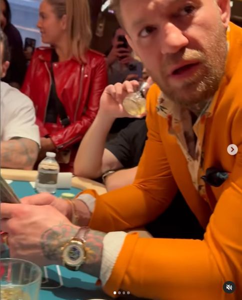 在康纳·麦格雷戈 (Conor McGregor) 的奢华拉斯维加斯假期中，他在疯狂赌博时挥舞着巨额现金
