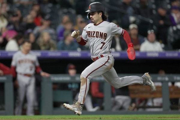 MLB》台美混血卡仔秀飞毛腿差点亲队友屁股　总仔一旁看戏：还以为真会追上