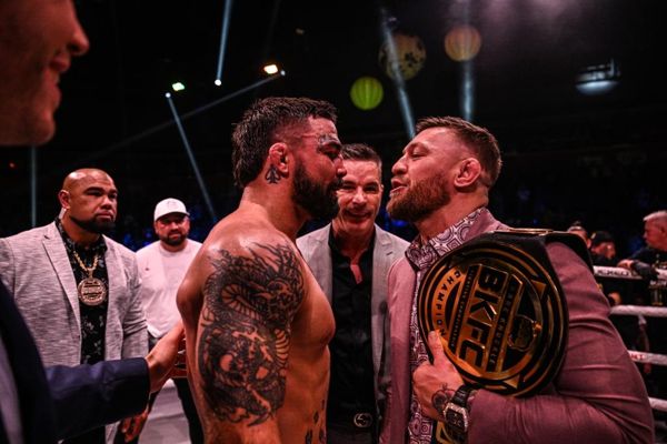 “我会和你打架”——康纳麦格雷戈在与前 UFC 明星迈克佩里对决后戏弄残酷的裸拳拳击开关