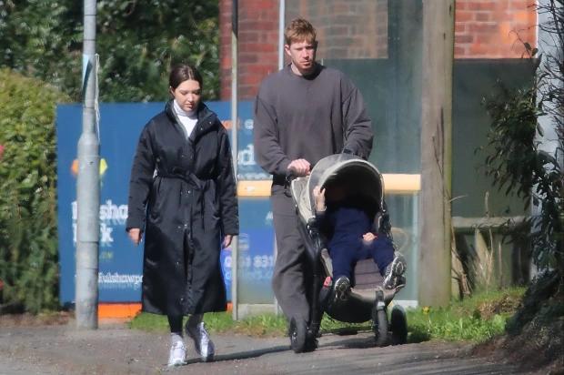 凯文·德布劳内 (Kevin De Bruyne) 身着配套运动服，曼城球星与妻子米歇尔 (Michele) 漫步在柴郡 (Cheshire)