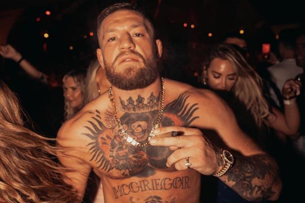 康纳·麦格雷戈 (Conor McGregor) 被 WWE 偶像警告说，他不会活到 57 岁，因为他在 UFC 回归前狂欢和酗酒