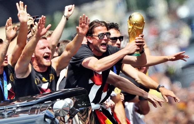 德国守门员透露 2014 年球队赢得了世界杯，尽管赛后狂饮“每晚 6 杯凯匹林纳酒”