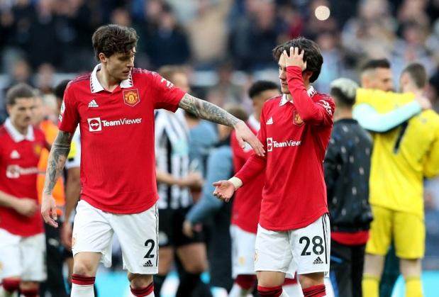 Man Utd 被兰开夏郡板球俱乐部残酷控制，因为邻居奇怪地瞄准了俱乐部的球迷