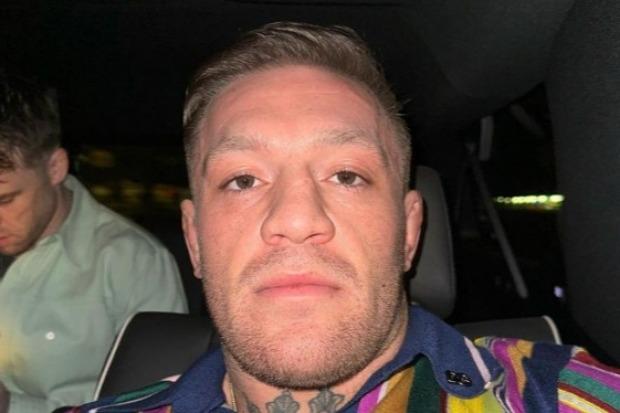 康纳·麦格雷戈 (Conor McGregor) 在价值 350 万欧元的兰博基尼游艇上晒太阳时分享了令人瞠目结舌的照片