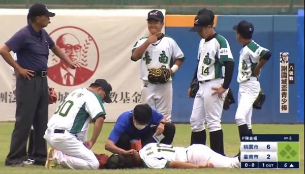 谢国城青少棒》队友不救！　陈金丰超美技飞扑接杀倒地　换来翻手套取球还摆拍