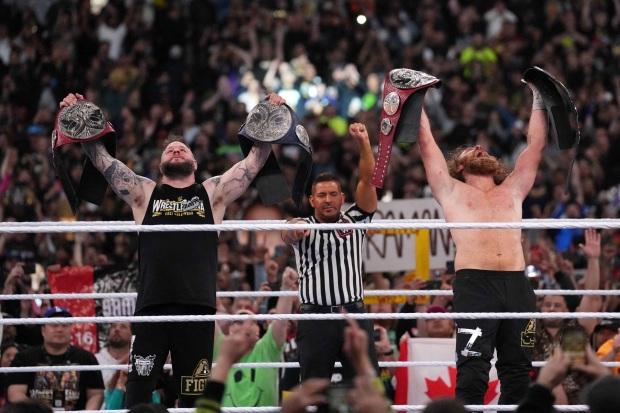 WrestleMania Night 1 结果：Sami Zayn 和 Kevin Owens 在惊人的主赛事中赢得双打冠军，而 Logan Paul 输了