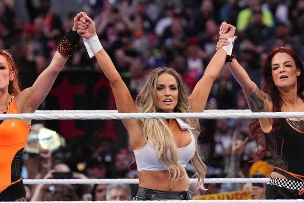 WWE 传奇人物 Trish Stratus 在 WrestleMania 39 与 Lita 和 Becky Lynch 一起回归 47 岁后让粉丝疯狂
