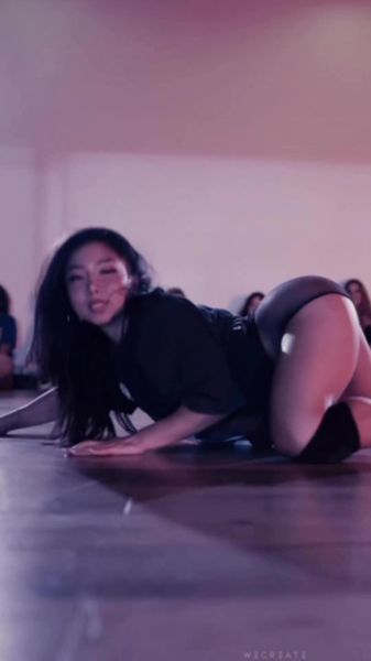 世界上最性感的举重运动员“小野兽”在色情舞蹈视频中旋转并炫耀她穿着运动文胸的肌肉
