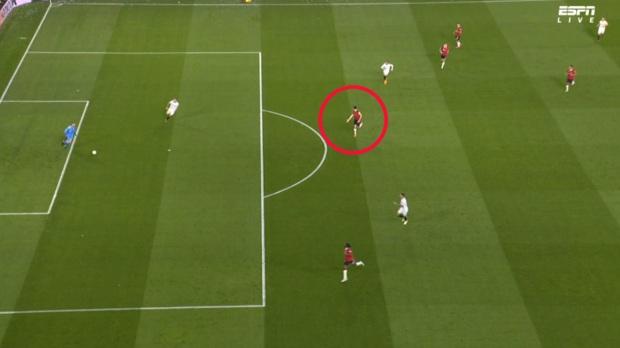 曼联球迷发现马奎尔在 De Gea 因“可怕”传球而受到攻击后对塞维利亚的灾难进球之前做了什么