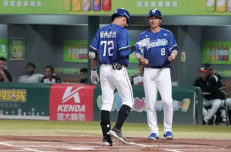 中职》李宗贤没带球衣罚一万　穿上日籍打教球衣上阵相隔972天首局首打席开轰