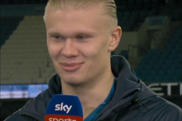 Erling Haaland 在接受 Sky Sports 直播时多次拒绝回答问题