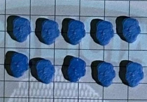 勾结毒贩？摇头丸上惊现美斯唛头