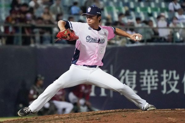 中职》板凳清空后肯特触身球赶出场　蓝恺青接替首球又砸中人再度驱逐出场