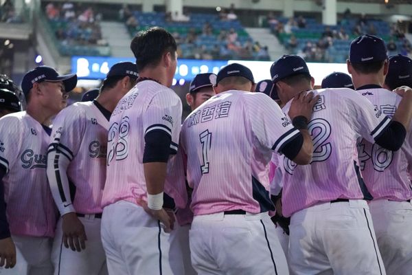 中职》板凳清空后疯狂触身球出场！富邦单局灌5分7比3逆转味全