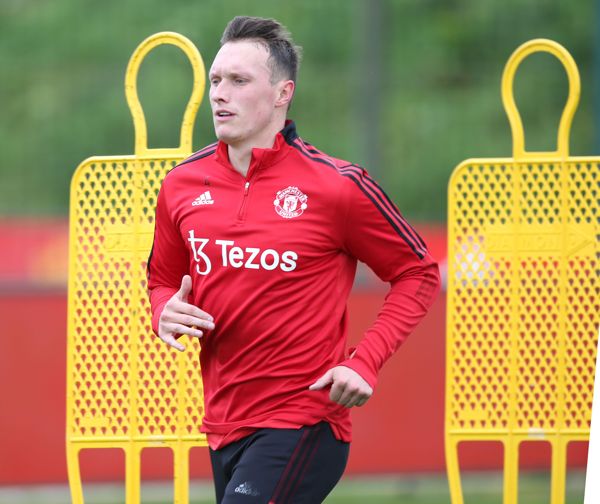 Erik ten Hag 声称他只看到 Phil Jones 训练了“20 分钟”，因为曼联确认他的自由转会退出