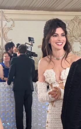 好莱坞明星安妮·海瑟薇 (Anne Hathaway) 在 Met Gala 上的评论震惊了前 F1 车手丹尼尔·里卡多 (Daniel Ricciardo)