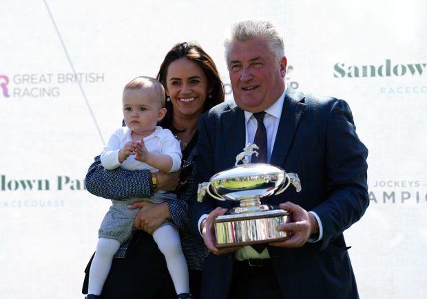 Paul Nicholls 第 14 次加冕冠军教练，与女友和男婴一起庆祝创纪录的 360 万英镑收入