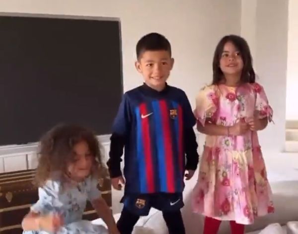 Cristiano Ronaldo 的儿子 Mateo 被发现穿着 BARCELONA 球衣跳舞，尽管他父亲继承了皇马的遗产