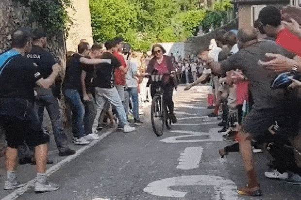 观看热闹的时刻骑自行车的人不小心加入了义大利环意自行车赛，因为球迷们疯狂了