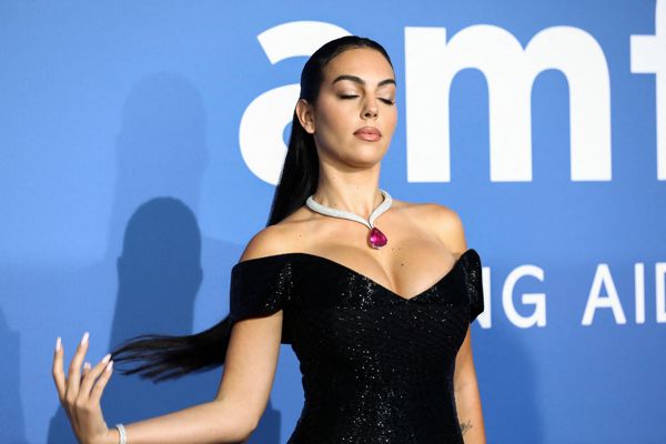 乔治娜·罗德里格斯 (Georgina Rodriguez) 在戛纳电影节的红地毯上佩戴价值 100 万英镑的项链并闪耀着巨大的钻石戒指