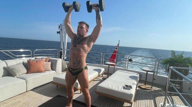 康纳·麦格雷戈 (Conor McGregor) 的粉丝称赞 UFC 明星在价值 300 万英镑的超级游艇上举重