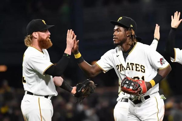 MLB》受伤跛脚仍亲发摇头公仔　海盗克鲁兹点评设计：丑，像我