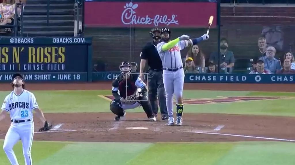 MLB》猛力挥击后定格看球飞　欧苏纳最远一垒安「教练看不下去了」