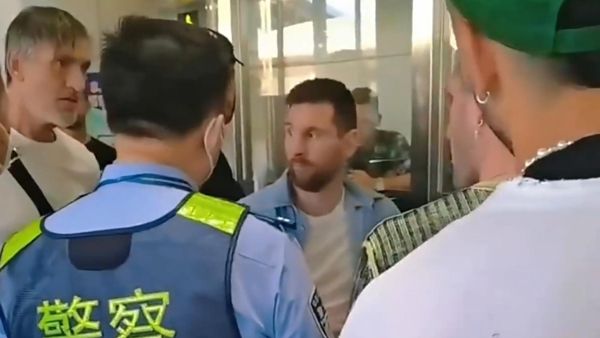 莱昂内尔·梅西在北京机场停留，在前往阿根廷营地的途中因护照问题被边防人员包围