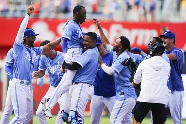 MLB》皇家菜鸟生涯首安即再见安　队友死命也要把球拿回来！