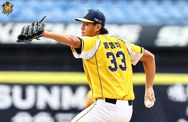 中职》郑浩均7保送关键三振振奋怒吼夺胜投！江少庆只投1局吞本季第7败成败投王