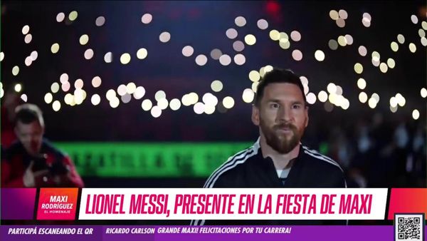 莱昂内尔·梅西 (Lionel Messi) 受到罗萨里奥 42,000 名球迷的热烈欢迎，在他上演帽子戏法之前，球迷们为他唱生日快乐歌