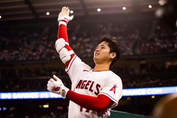 MLB》大谷翔平忙到没时间戴盔庆祝　球僮弟竟想直接扣在一平头上