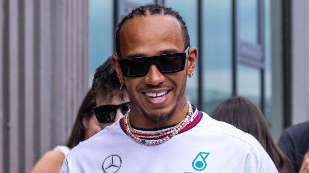 刘易斯·汉密尔顿 (Lewis Hamilton) 做出令人惊叹的新职业转变，他希望这能激励新一代赛车手