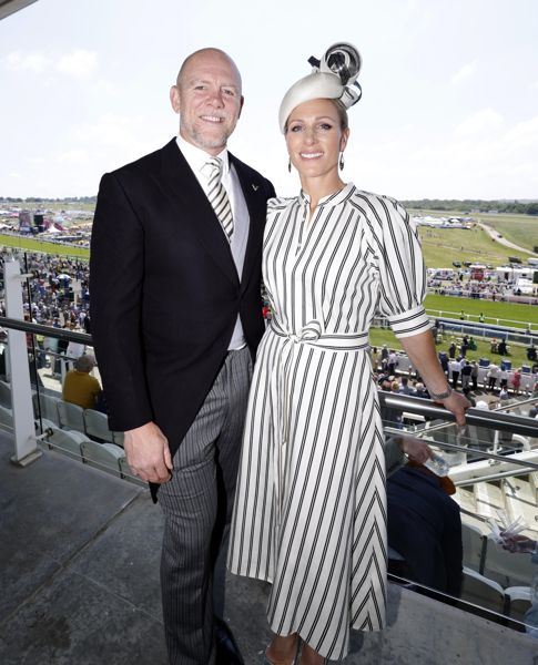 Mike 和 Zara Tindall 在 Epsom 德比日的赛马日中身着漂亮的连衣裙全力以赴，引领时尚潮流