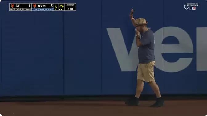 MLB》3.6公尺高看台摔进球场！　大都会球迷「鼻子歪」但继续看球