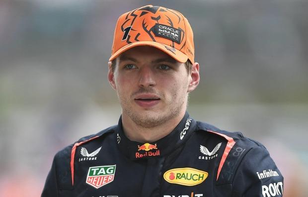 愤怒的 F1 粉丝要求马克斯·维斯塔潘被禁赛，因为他在电子竞技比赛中故意全速撞向对手
