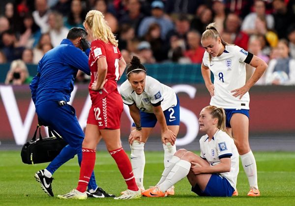 英格兰球星凯拉·沃尔什在对阵丹麦的令人心碎的场景中流着泪被担架抬下，照片中拄着拐杖