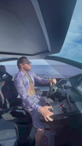 观看 UFC 明星康纳·麦格雷戈 (Conor McGregor) 驾驶价值 270 万英镑的兰博基尼游艇“加速”，同时对 Dr Dre 和 Snoop Dogg 说唱